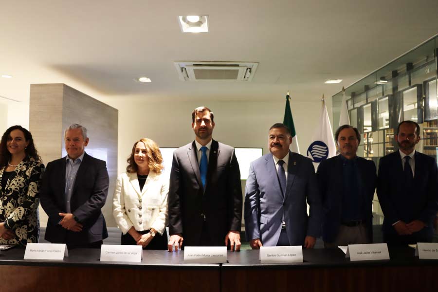 Judith Ruiz-Godoy, decana nacional de la Escuela de Humanidades y Educación; Mario Adrián Flores, vicepresidente de la región Monterrey; Carmen Junco, presidenta del Consejo de la Escuela de Humanidades y Educación y presidenta de la FIL, Juan Pablo Murra, rector de profesional y posgrado del Tec; Santos Guzmán, rector de la UANL José Villarreal, secretario de Extensión y Cultura de la UANL y Henoc de Santiagodirector de la FIL.