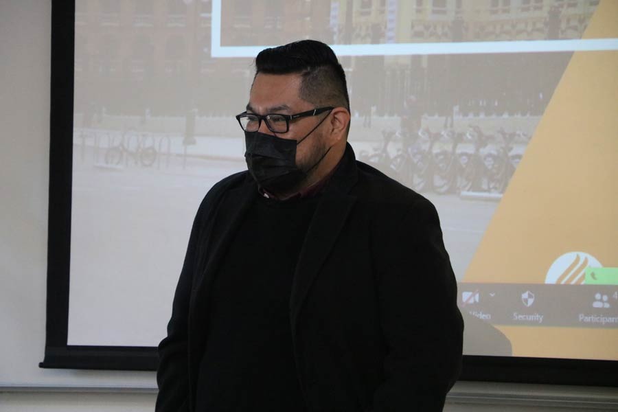 El profesor Juan Carlos Rojas durante clase.