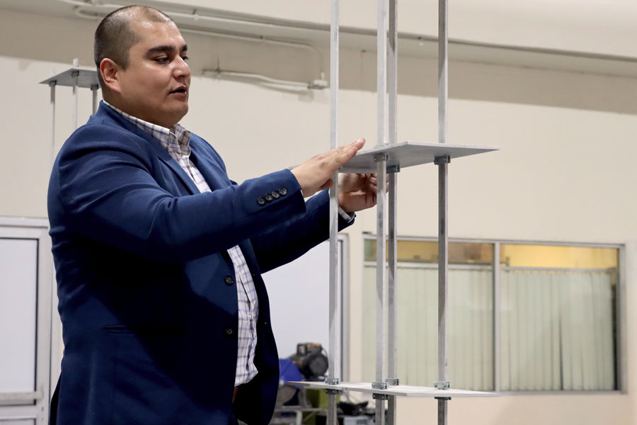 El profesor Mario Covarrubias explicando sobre materiales de construcción en el laboratorio de Ingeniería Civil.