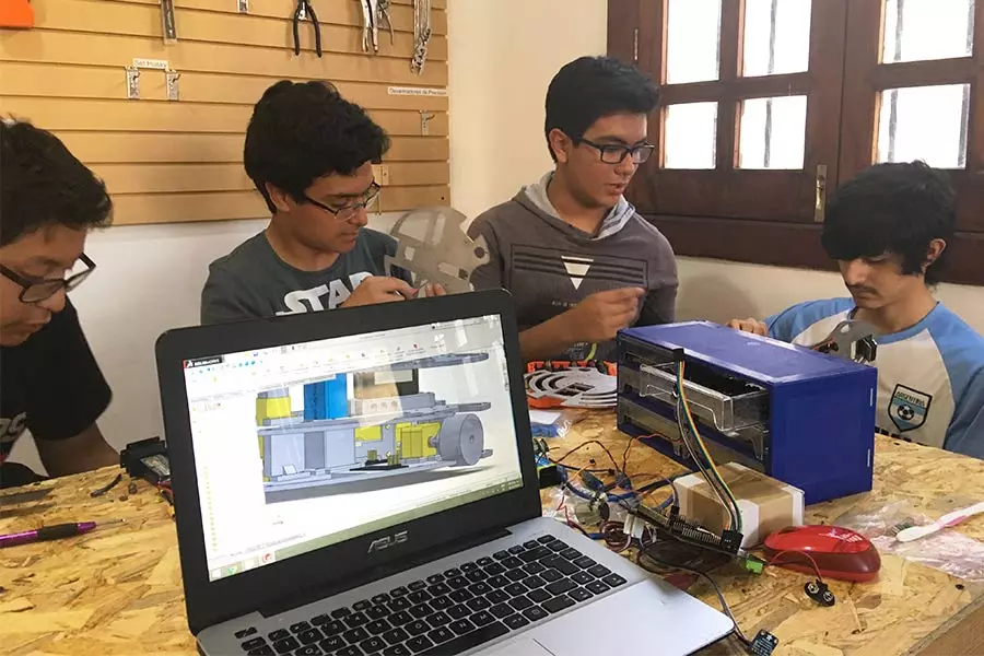 Elim trabajando junto a sus compañeros en chaBots