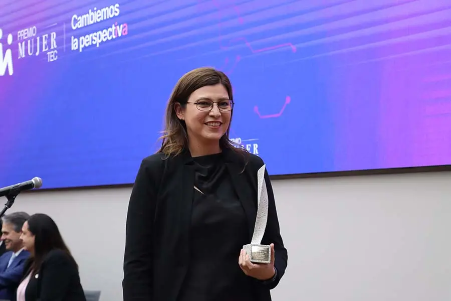 Elvia Rosas, profesora del campus Monterrey ganadora del Premio Mujer Tec, en la ceremonia de premiación. 