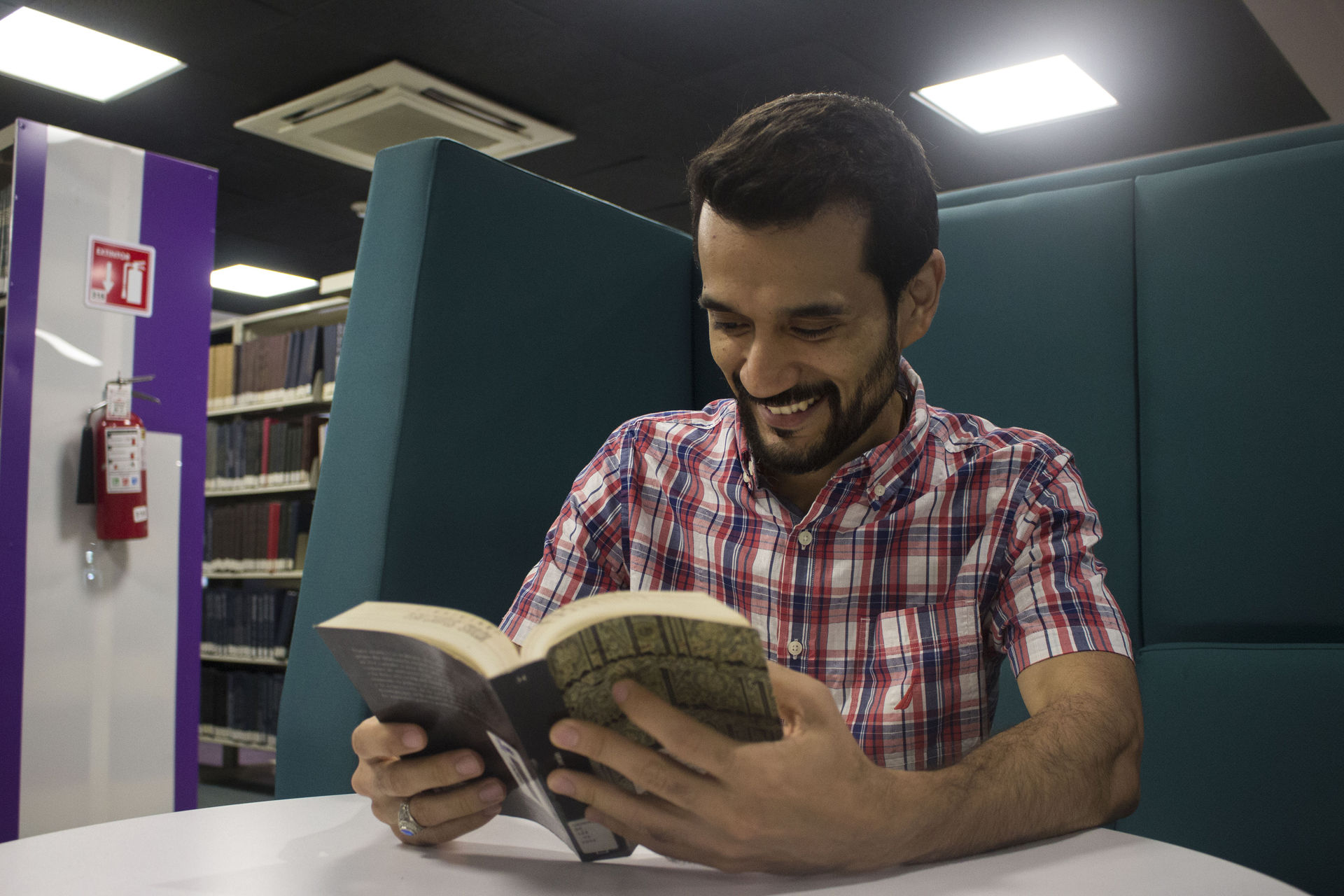 Joven leyendo un libro