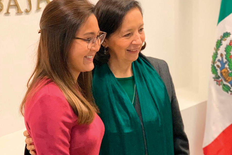 Estudiantes del Semestre i con embajadora de Colombia