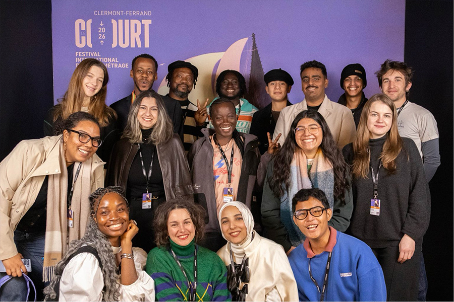 Grupo de j&oacute;venes cineastas de diversos pa&iacute;ses junto a Sheyla Guevara en el programa Road to Clermont del festival franc&eacute;s.