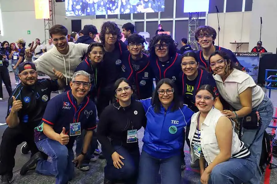 Foto grupal de alumnos y colaboradores de PrepaTec Sonora en el Regional León de FIRST.