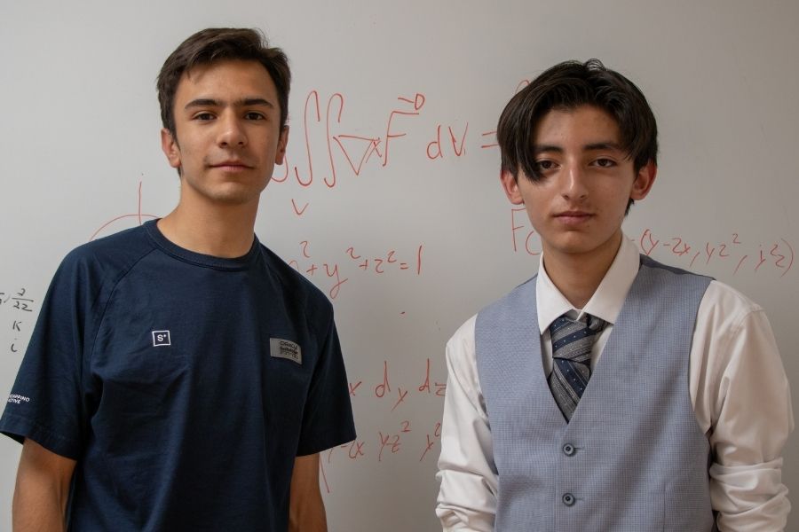 Emiliano Pel&aacute;ez (izquierda) y Mois&eacute;s M&eacute;ndez (derecha), ganadores de la trig&eacute;sima octava edici&oacute;n de la Olimpiada Mexicana de Matem&aacute;ticas.