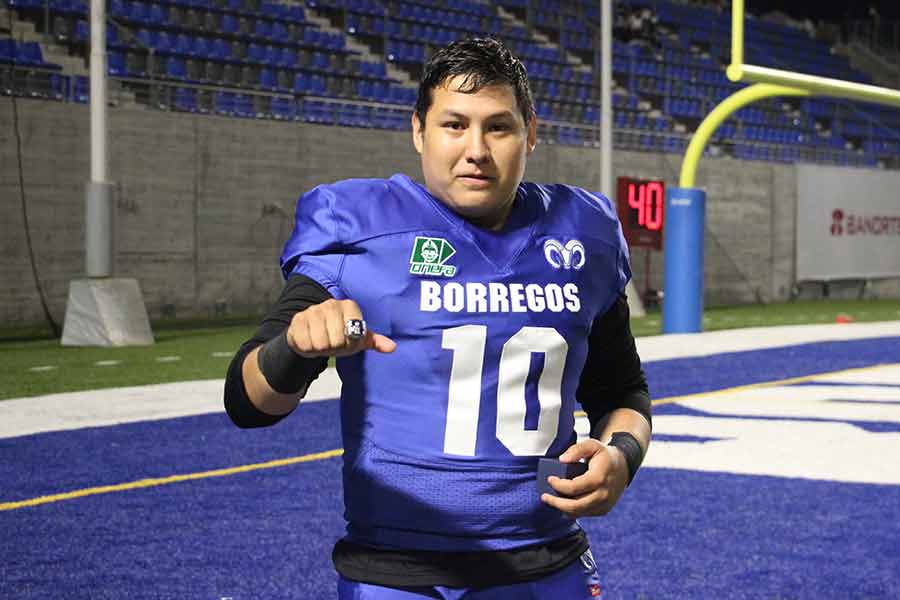 Los jugadores de borregos enseñaron su anillo de campeón, como Emilio Elizondo.