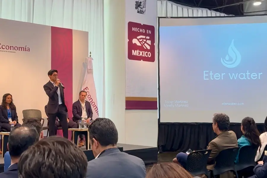 Javier Martínez exponiendo su proyecto en el Switzerland & Mexico Startup and Innovation Exchange 2025.