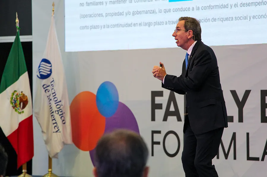 Conferencista Justin Craig durante su ponencia en el Family Business Forum LATAM 2025