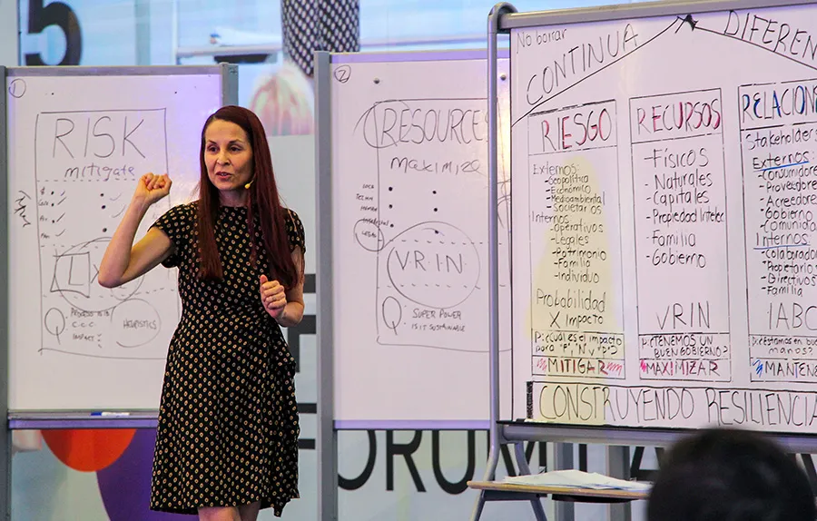 Conferencista Marcela Ram&iacute;rez durante su conferencia en el Family Business Forum LATAM 2025