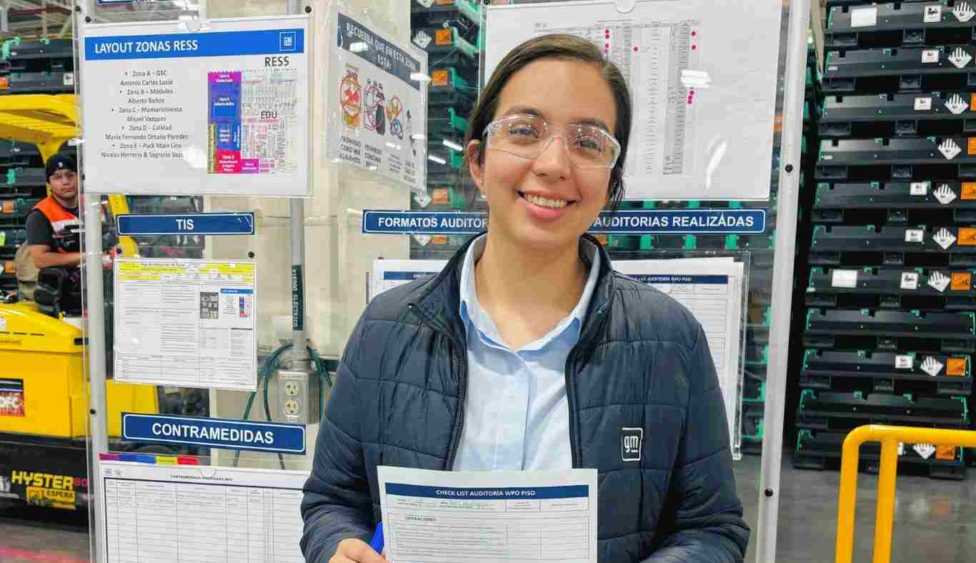 Regina en la planta de GM en Coahuila en sus estancias profesionales