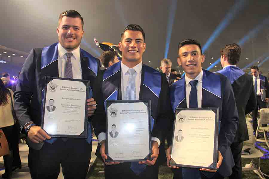 Martínez en la graduación de profesional con sus compañeros de equipo Luis Pedro García y Eduardo Ortega. 