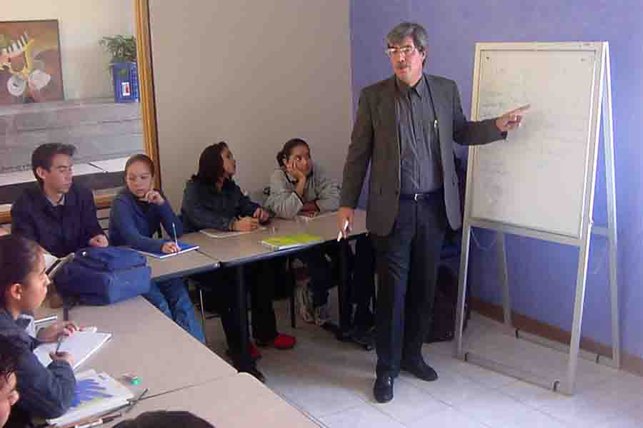 Maestro Enrique Amaya impartiendo una de sus clases