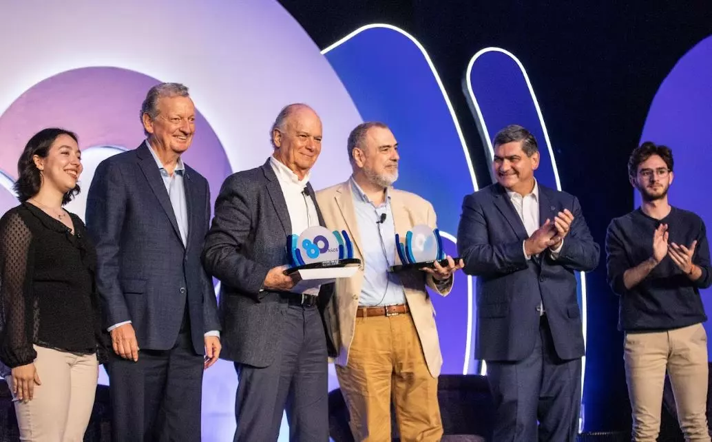El presidente del consejo directivo del Tec de Monterrey, Ricardo Saldívar, y rector y presidente ejecutivo de la institución, David Garza, dieron un reconocimiento a Enrique Krauze y Paco Calderón por participar en la serie Inspirar para transformar de charlas especiales en el 80 aniversario del Tec de Monterrey. Foto: Udell Jiménez.