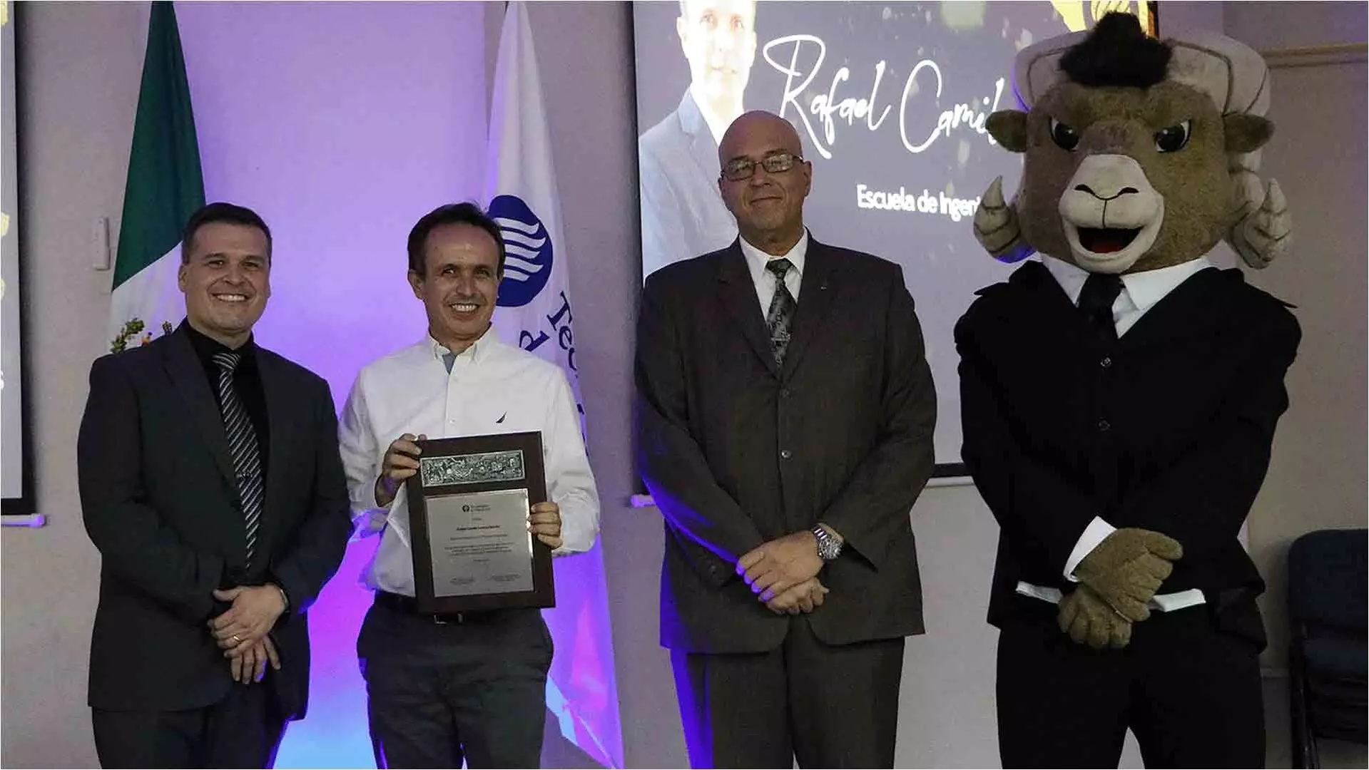 Entrega de reconocimiento al profesor Camilo Lozoya 