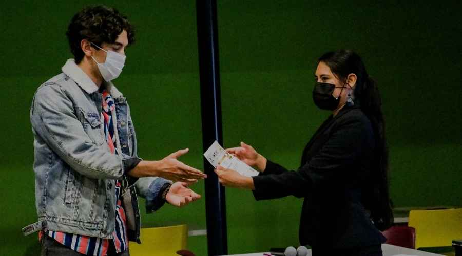 Alumno recibiendo certificación