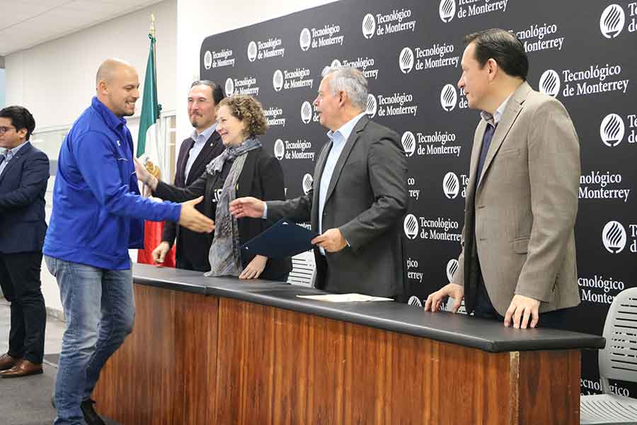 Los reconocidos recibieron un diploma de manos de las autoridades del Tec de Monterrey.