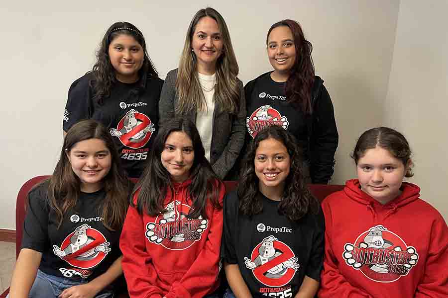 El equipo de Botbusters femenil junto a la directora de la PrepaTec Eugenio Garza Sada, Erika Calles.  