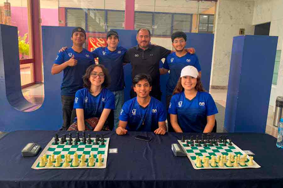 Equipo de ajedrez con entrenador en compencia