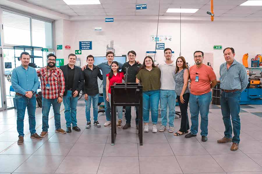 Equipo de estudiantes del Tec de Monterrey junto a la compactadora de PET