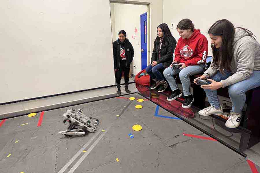 Equipo femenil de robótica Botbusters, preparándose para la competencia Girl Powred.