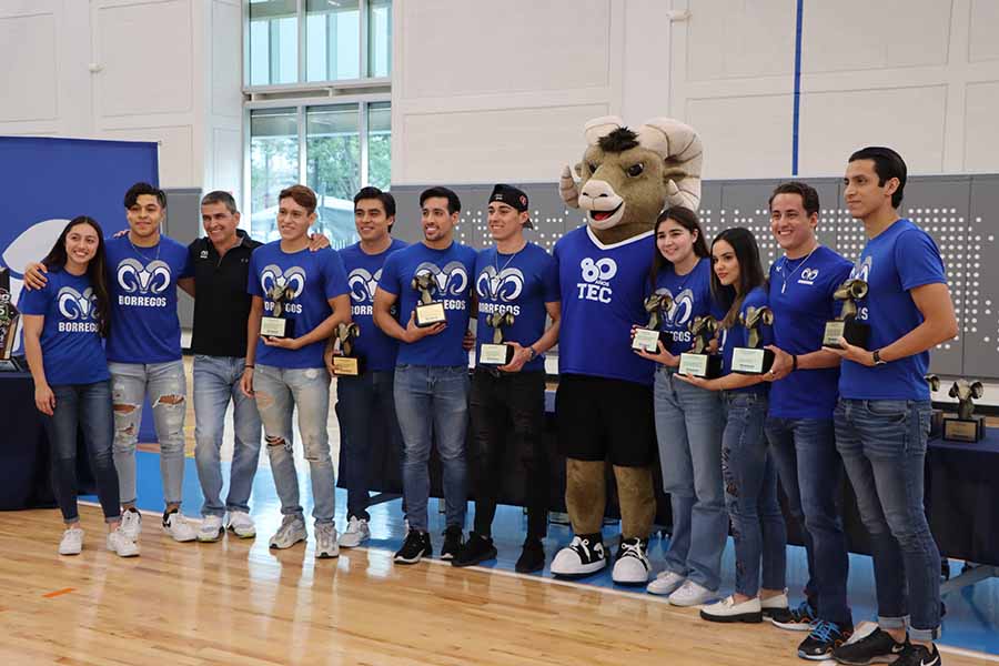 Equipo representativo de natación del campus Monterrey.