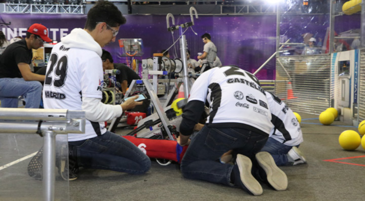 equipo de robótica de campus ciudad Obregón trabajando en su robot para FIRST