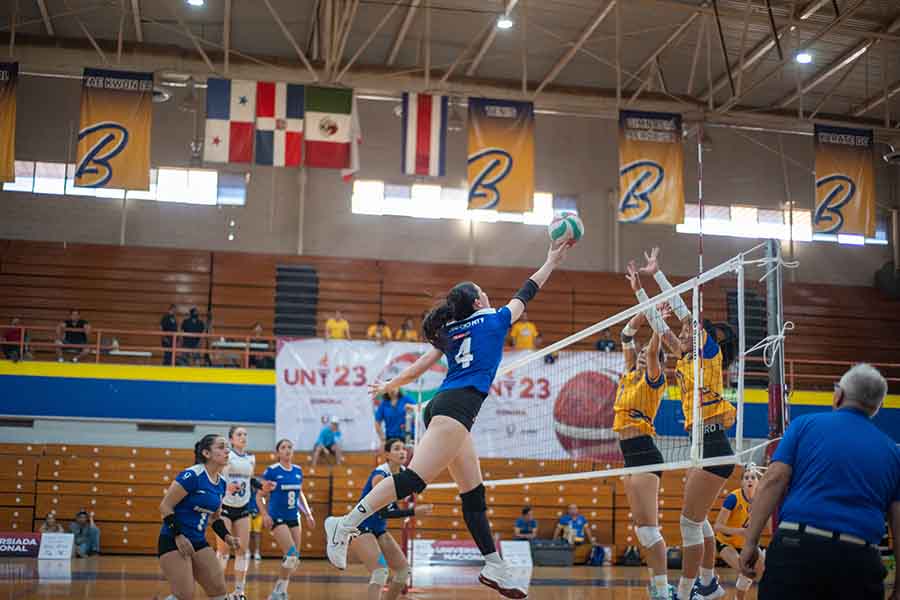 El equipo de voleibol femenil del campus Monterrey venció 3 sets a 1 a la UANL.