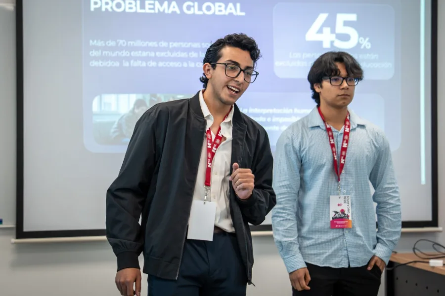 Equipo de estudiantes del Tec con reconocimiento por EnSe&ntilde;as AI, app de traducci&oacute;n de Lengua de Se&ntilde;as Mexicana. Foto: Cortes&iacute;a de Mateo Arias Cruz Medina