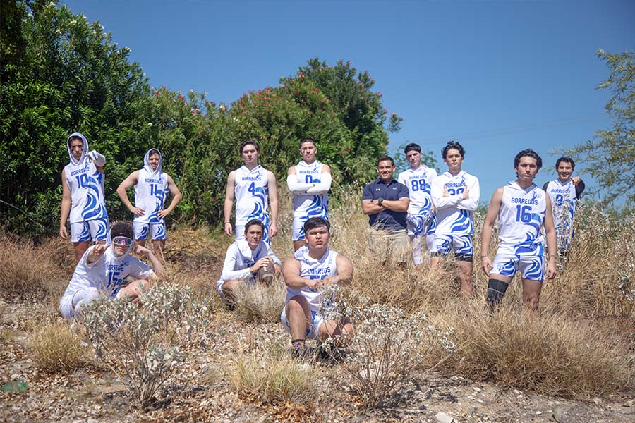 Equipo de fútbol flag varonil mayor del campus Sonora Norte posando junto con el coach Luis Carlos Martinez en el monte. 