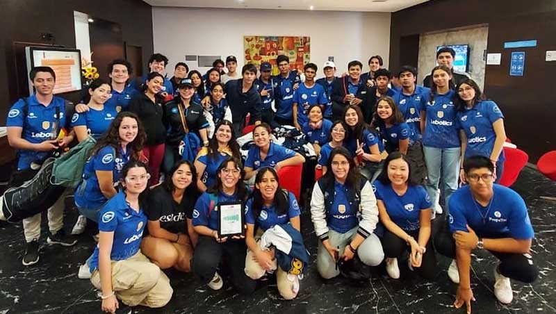 Estudiantes de la PrepaTec Cuernavaca participaron en las competencias regionales de robótica de FIRST 2024 en Monterrey y Hermosillo con su robot Dunga, obteniendo Autonomous Award y Quality Award.