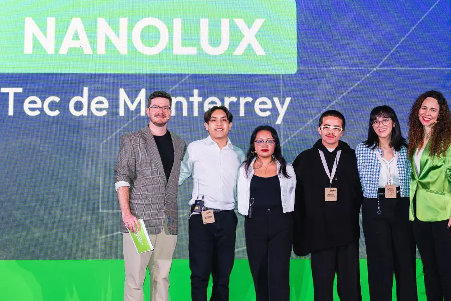 Integrantes del equipo Nanolux, del Tec campus Estado de México, en la competencia Constructores del Futuro, de Cemex.