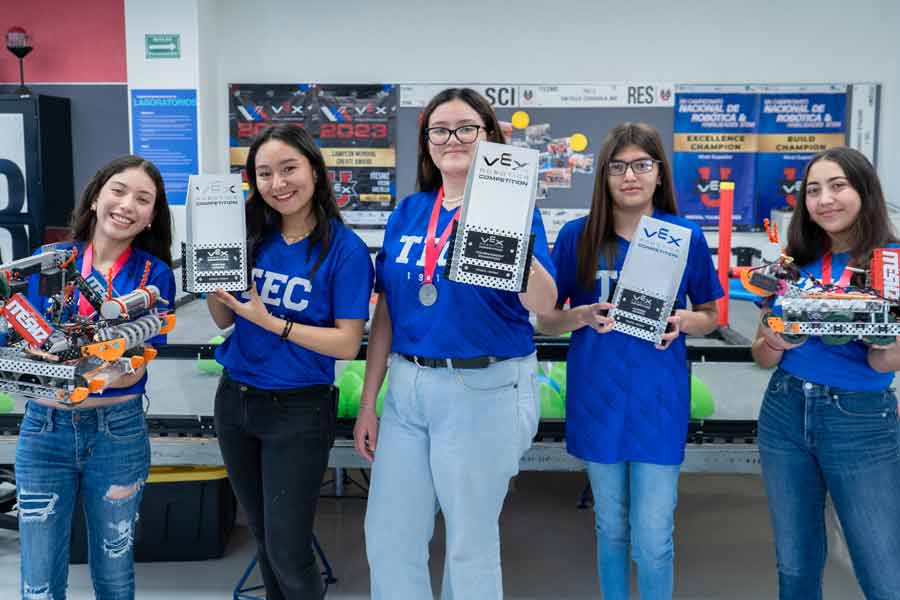 Equipo de robótica ITESM 2 mostrando sus trofeos