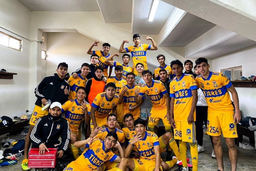 Ángel Guevara con el equipo de Tigres sub-17