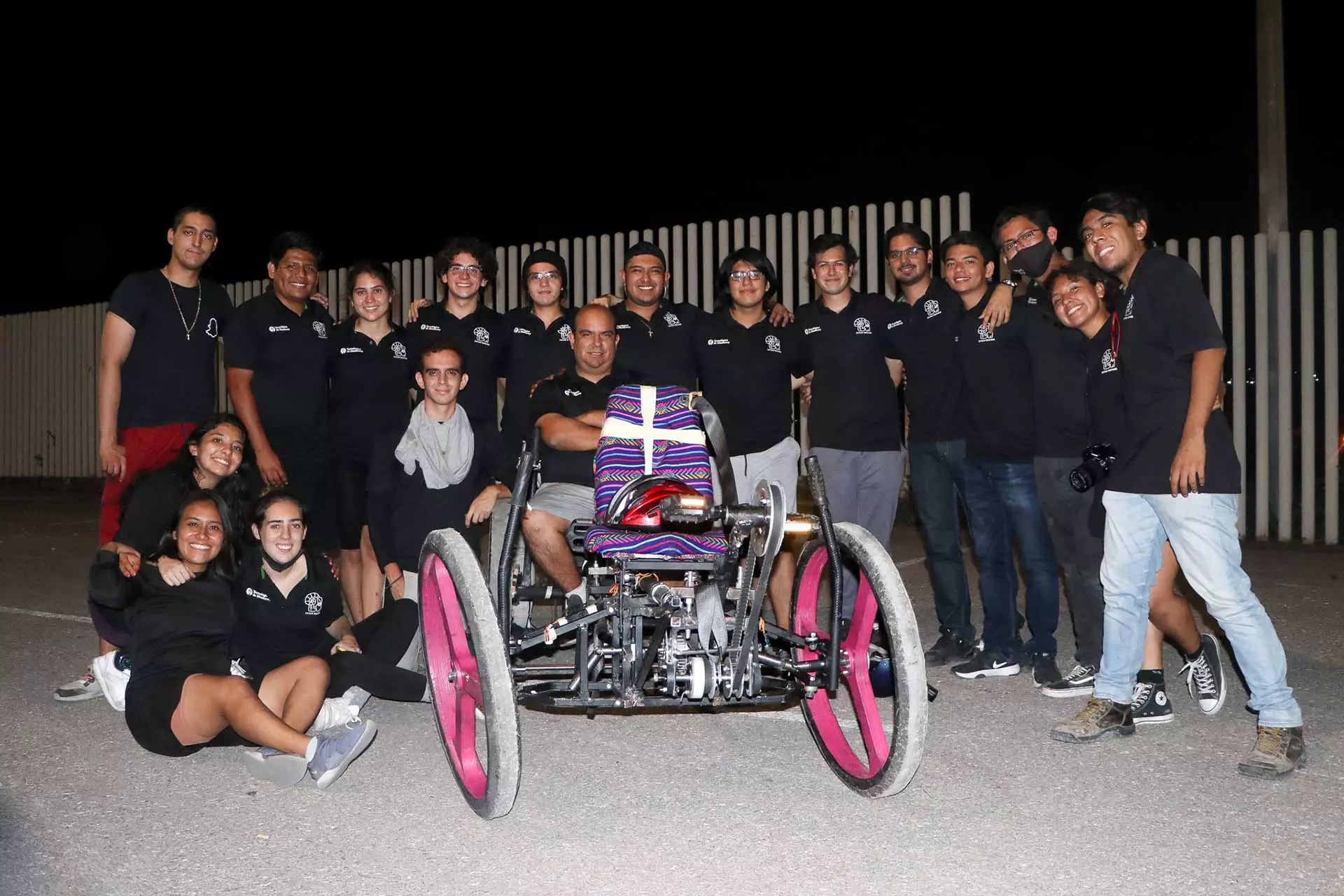 Aquí se muestra el equipo Iktan Roving del campus Cuernavaca haciendo pruebas con su Rover.
