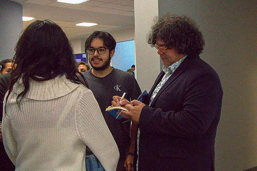 Escritor reflexiona sobre memoria, identidad y escritura en Tec Toluca