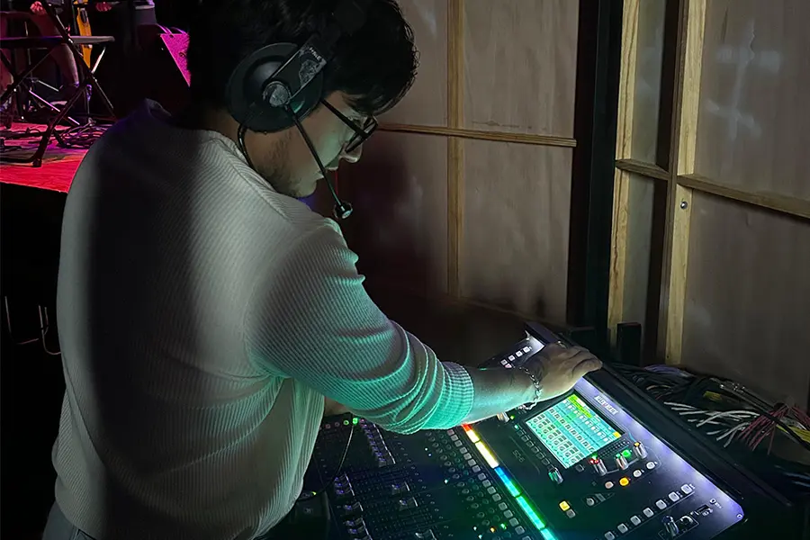 Andrés Tapia coordinando canales de audio.