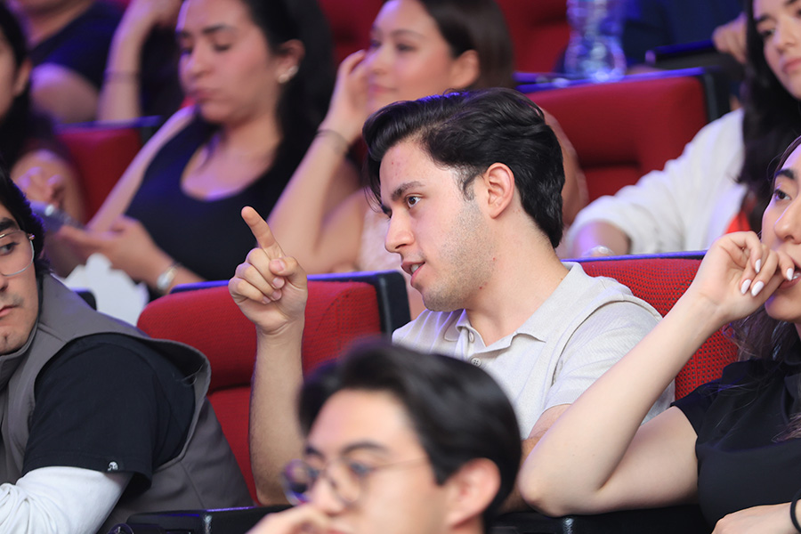 Estudiantes de diversas carreras y semestres asistieron a la conferencia de Moris Dieck.
