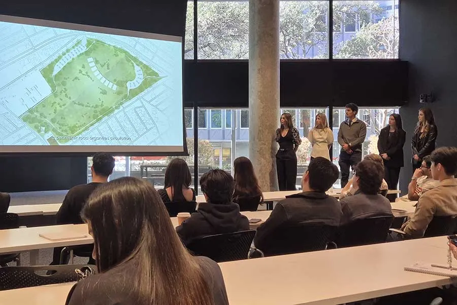 Estudiantes de bloque multidisciplinario presentando proyecto en oficinas de HKS en Dallas.