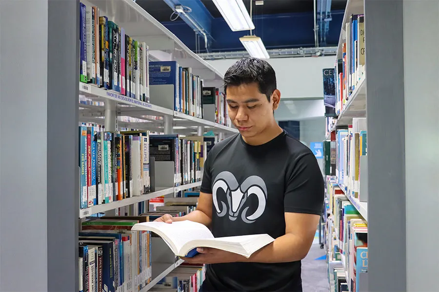 Oscar leyendo un libro