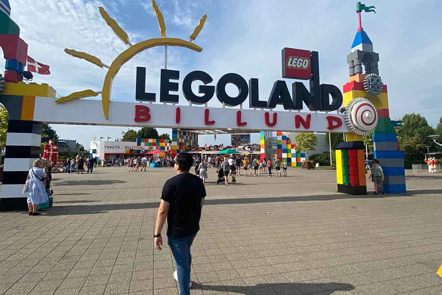 Jesús Carlos Álvarez, estudiante de Arquitectura del Tec, en LEGO de Dinamarca. 