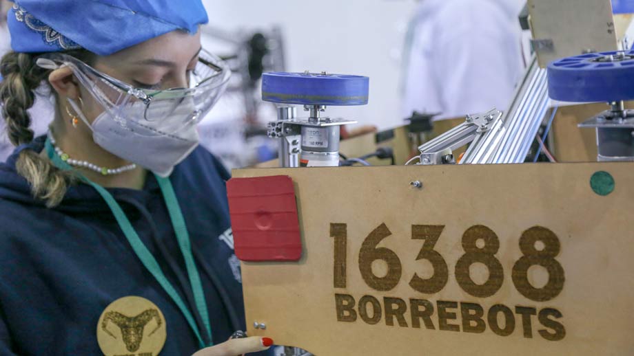 Estudiante en FIRST concurso de robótica