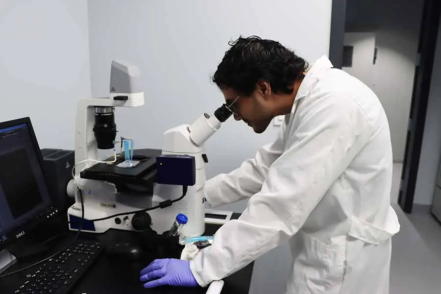 Federico Bernabé, estudiante de posgrado en el Laboratorio de Microfluídica en el Expedition FEMSA.