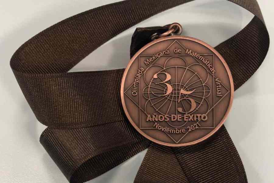 Una de las medallas nacionales de matemáticas ganadas por Andrés