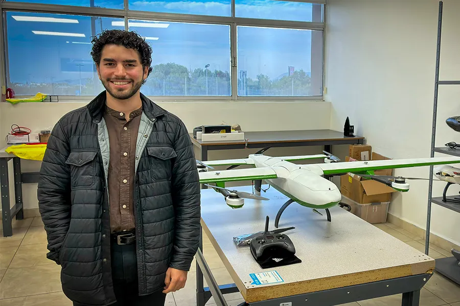 estudiante-posando-junto-a-un-dron