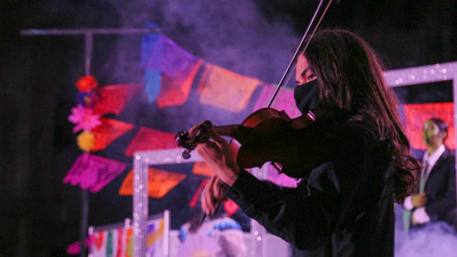 Sebastián Bojorquez toca el violín en inauguración del Aeropuerto Felipe Ángeles