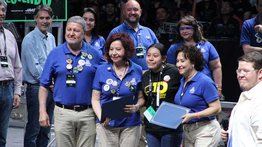 Estudiante de PrepaTec Querétaro junto a los jueces de FIRST