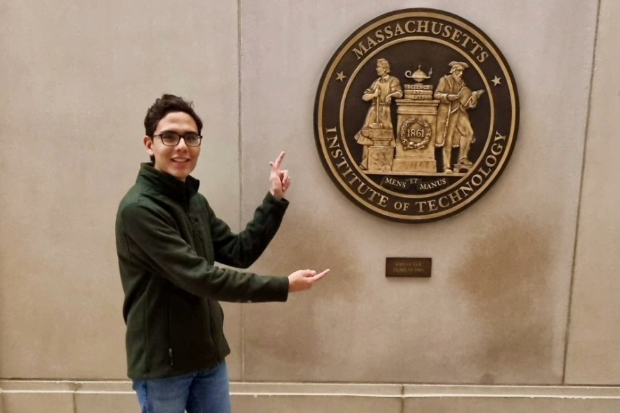 Santiago Cavazos estudiante de Ingenier&iacute;a en Tecnolog&iacute;a Computacionales del Tec Chihuahua visita el MIT.