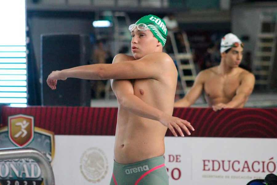 Javier Díaz en competencia de natación