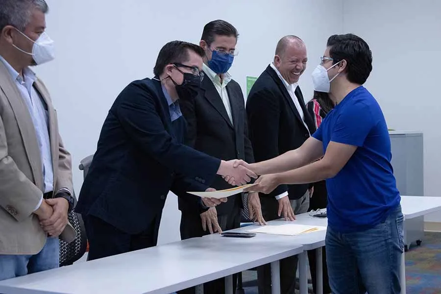 Alumno Jos&eacute; de Jes&uacute;s recibiendo reconocimiento por su apoyo en la certificaci&oacute;n de CIPEC